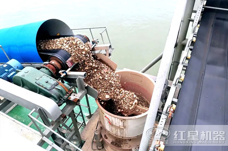 船載機(jī)制砂工廠作業(yè)實拍